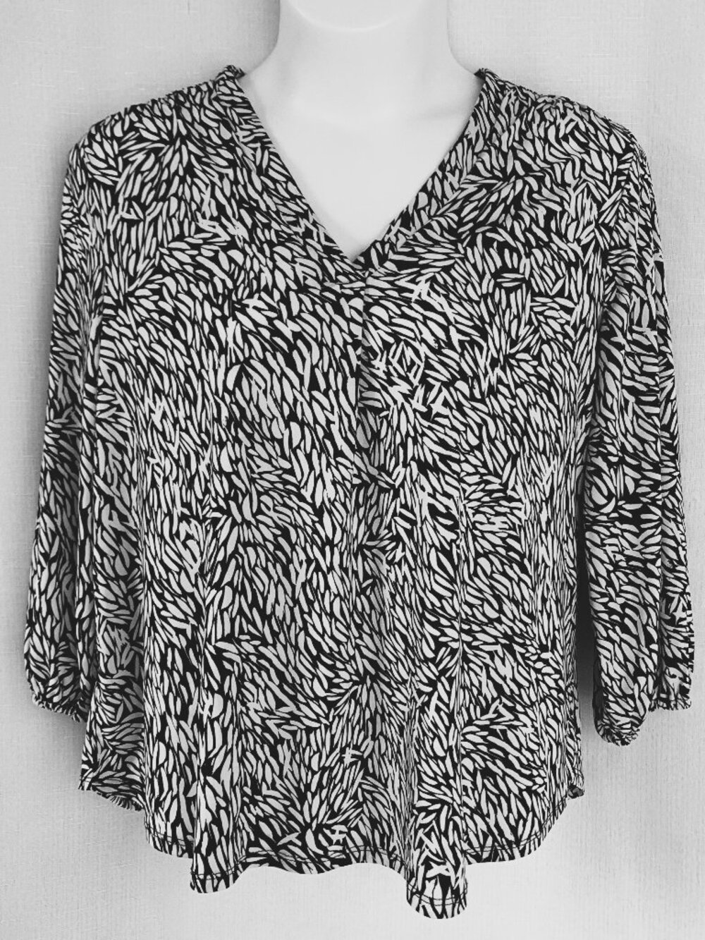 VINCE CAMUTO V Neck 3/4 Sleeve Blouse Top